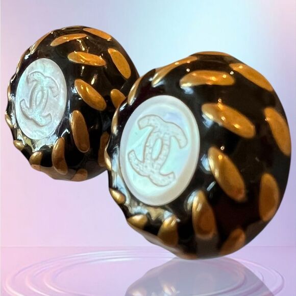 Pre-Owned
CHANEL Pre-Owned
1997 CC button clip-on earrings - Picture 5 of 5